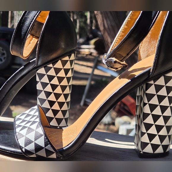 Patrizia By Spring Step Gorgeous B&W Block Heels Sz39/8.5 - Picture 4 of 9